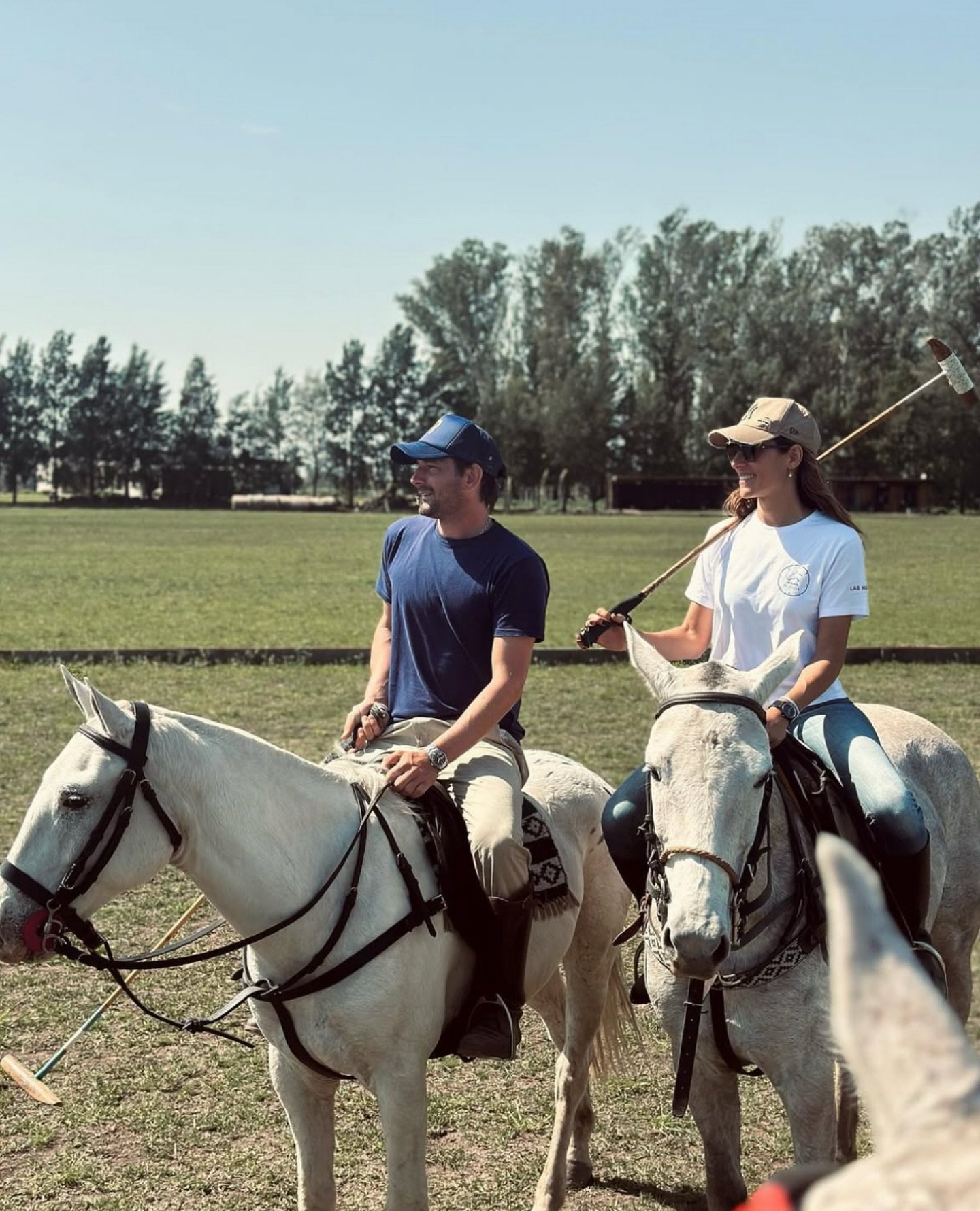 Dos jinetes con tacos de polo en La Plata Polo Club